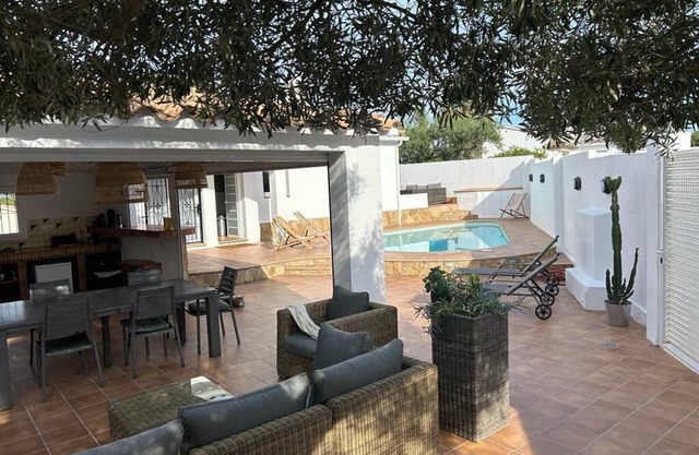 Villa 12 p. : Private pool, outdoor kitchen, parking 1500 m from the beach!