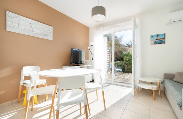 Villa 6 pers with garden in residence with swimming pool