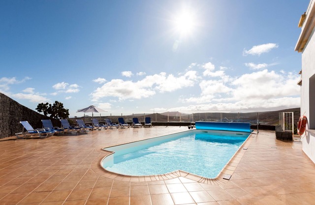 VILLA 600M2 FOR 12 GUESTS. CLIMATIZED POOL, SAUNA, BBQ, BILLIARD, FOOTBALL