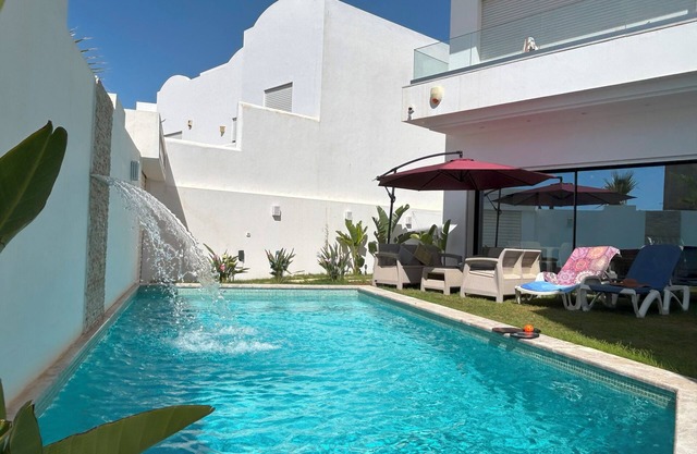 Villa a Hammamet Centre, 300 Metre du Theatre, Piscine, Climatisée, 4 Chambre