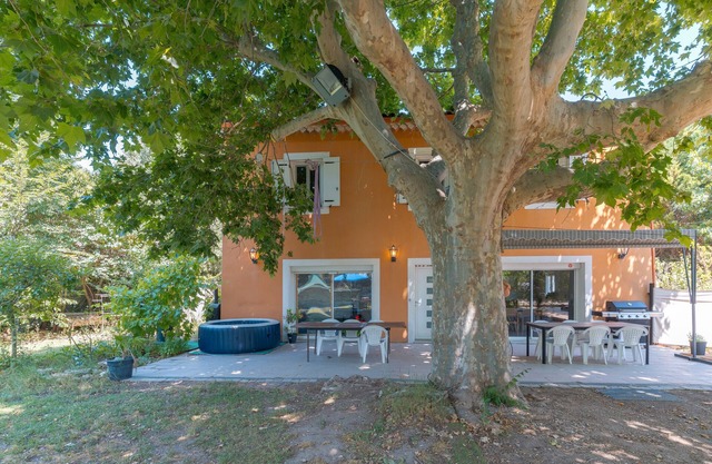 Villa 'Aix En Provence' with Private Terrace, Wi-Fi and Air Conditioning