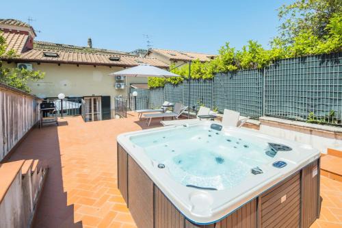 Villa Al Borgo - con Jacuzzi in giardino privato