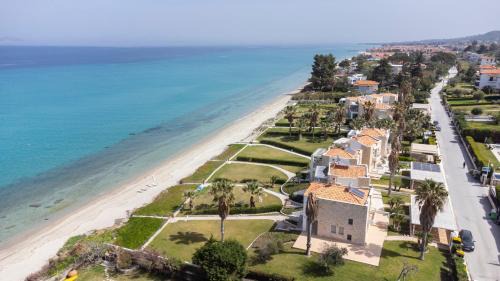 Villa Alpha - Beachfront, Steps from Mamalouka and Blue Carpet