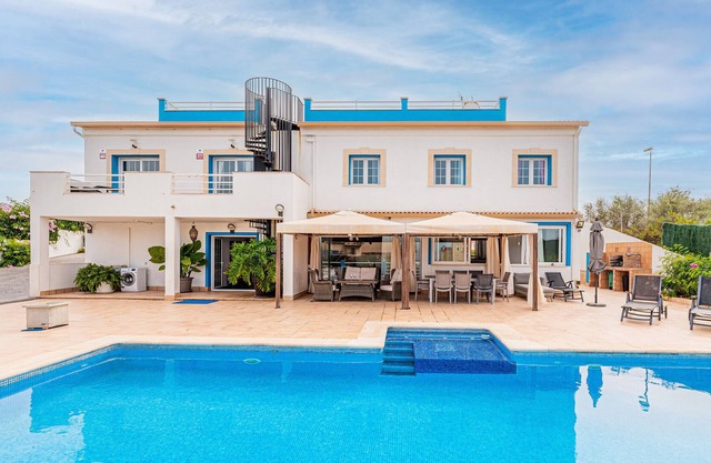 Villa 'Altamira' with Sea View, Pool & Wi-Fi