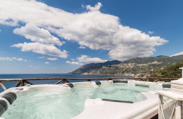 Villa Angel, Relaxing Sea Villa Near the Beach, maxi jacuzzi, views and parking