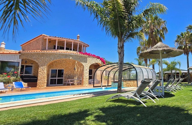 Villa Ania- Private villa w/pool&jacuzzi for 16 to 31 people a 6min Albufeira