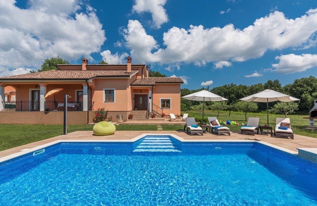 Villa Antonela with Large Garden and Swimming Pool