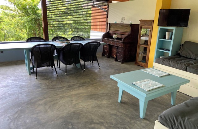 Villa Apartment 1A with tropical garden view,quiet location, 3 min. to the beach