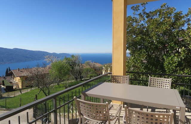 Villa Arianna, privacy with amazing lake view, swimming pool, barbecue, parking.