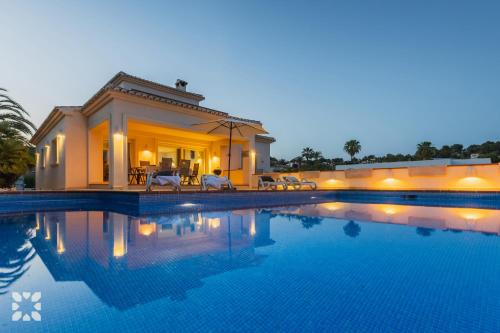 Villa Baladrar by Abahana Villas