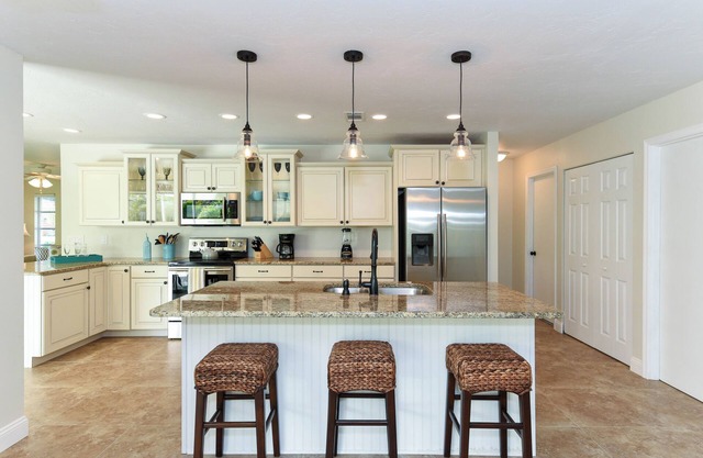 Villa Bellini 3BR/2BA, heated private pool, huge fenced-in backyard, petfrienly