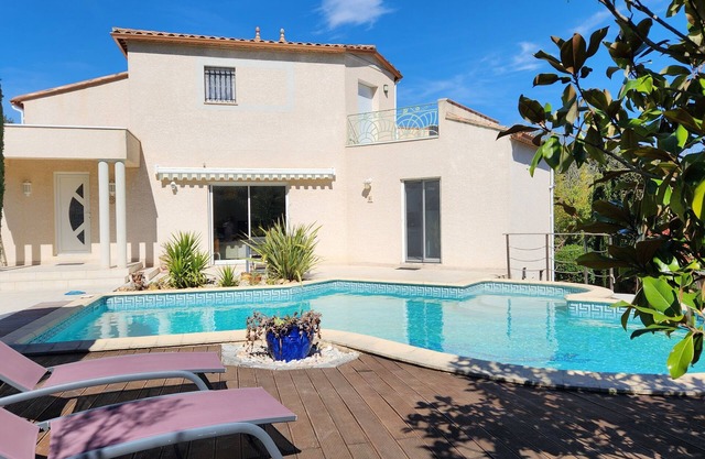 Villa between sea and scrubland quiet with large pool
