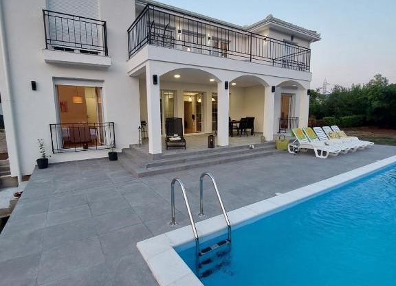 Villa Blanc - with Buna Riverside