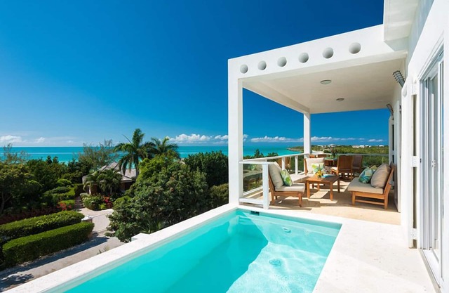 Villa Blanca, Amazing Ocean Views and steps to Taylor Bay Beach!