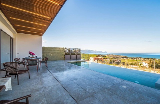 Villa Brezza: Infinity Pool with Sea View