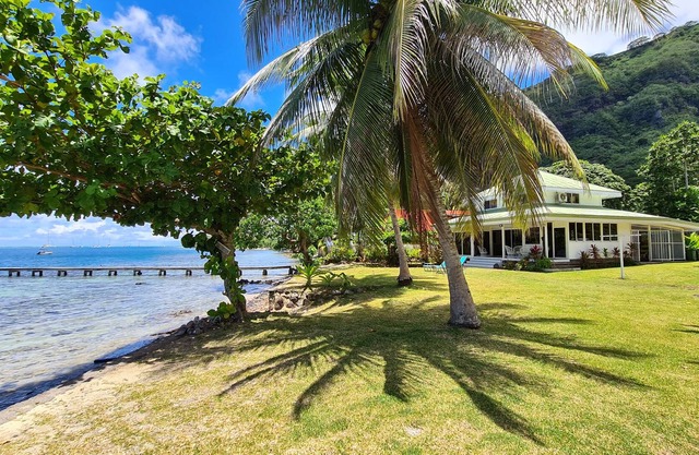 Villa by the sea with beach and huge garden in the heart of the bay.