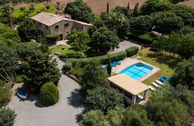Villa 'Ca'n Pont' with Mountain View, Private Pool and Wi-Fi