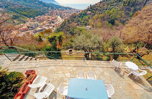 Villa Calida, fully refundable with voucher*: A welcoming three-story villa which faces the sun and the sea, with Free WI-FI.