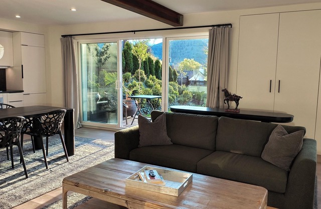 Villa Carmel- Garden Suite 1 minute walk to Skaha Lake