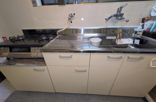 Villa Castle Ginza 5 min. walk to Hikone Castle 5 min. walk to Hikonyan Free parking 3 cars Villa can also be used for Biwaichi Available for 12 people One building for rent