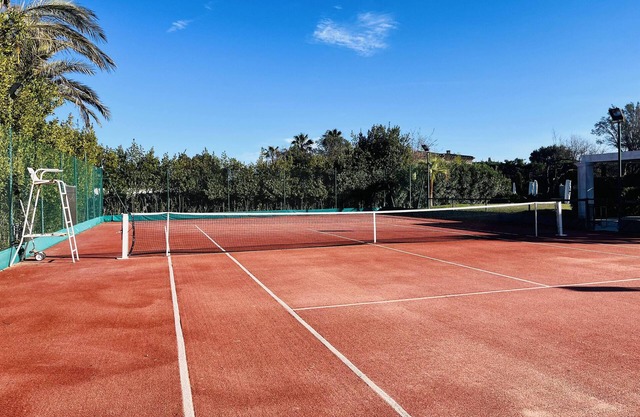 Villa close to the sea and beaches with private tennis court. High performance!