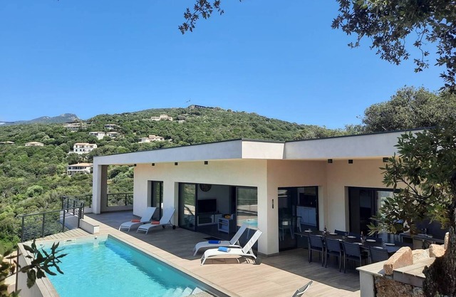 Villa Cupabia, sea view and heated pool