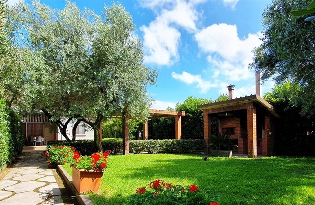 VILLA DEGLI ULIVI 300 METERS FROM THE SEA
