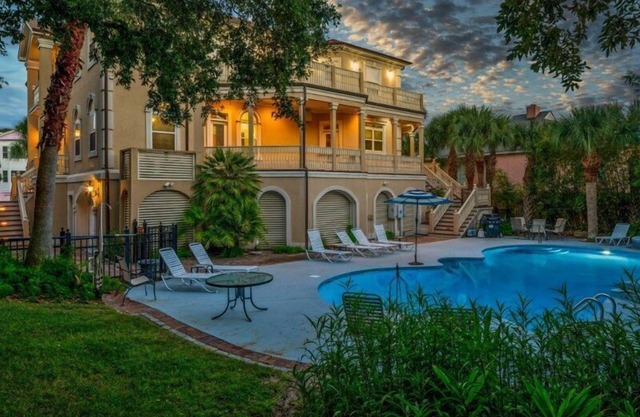 'Villa Del Mare' ~ PRIVATE POOL/HOT TUB, OCEAN VIEWS, ELEV!