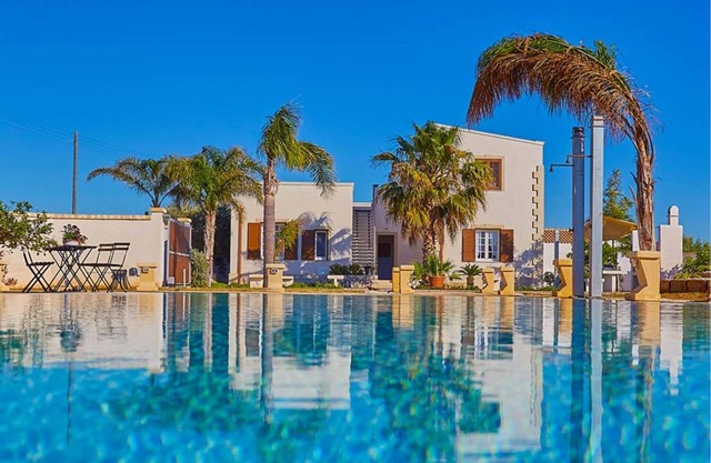 Villa del Tufo with amazing pool in Marsala