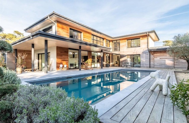 Villa des Pins, design, close to the beach and with pool