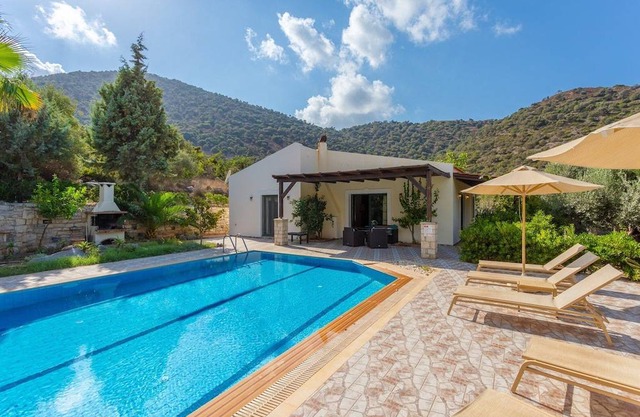 Villa Dimitrios: Large Private Pool, Sea Views, WiFi, Eco-Friendly