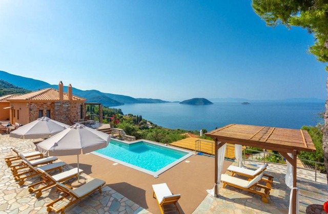 Villa Diona: Large Private Pool, Walk to Beach, Sea Views, A/C, WiFi