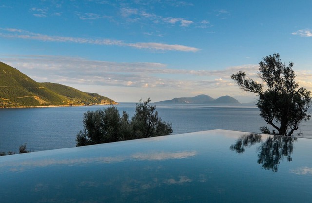 Villa Doukato-exclusive on Vassiliki bay in walking distance from the beach