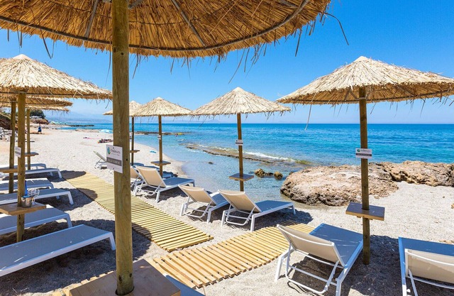 Villa Eeanthe, Exclusive Villa with Private Beach Facilities
