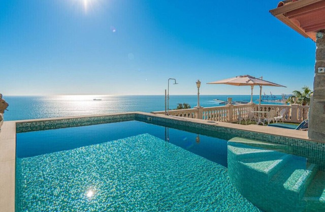 Villa El Altozano, enjoy sea views, walk 20 min to Malaga city center and beach.