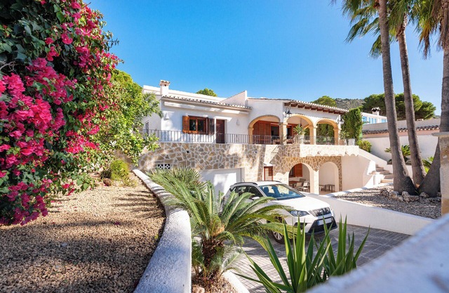 Villa El Portet Beach. 150m. from the beach with beautiful (heated) pool