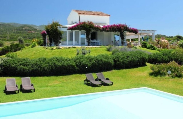 Villa Enga, with pool and sea view, an oasis in middle of vineyards and meadows