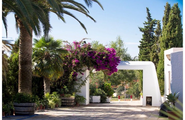 Villa Nieves is a beautiful villa set in a rural location yet it is still only a 5 minute drive from San Antonio and San Rafael