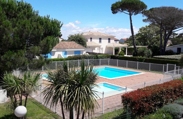 VILLA F4 (100m2) balcony, beach 300m, swimming pool, WIFI billiards table soccer
