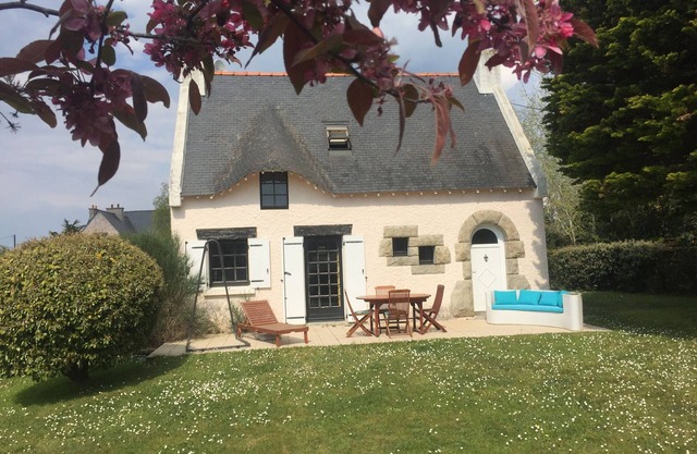 Villa familiale dans grand jardin arboré à 200 m de la plage et proche village.