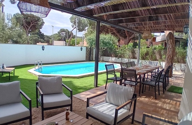 Villa for 10 people 150 m from the sea with swimming pool and garden