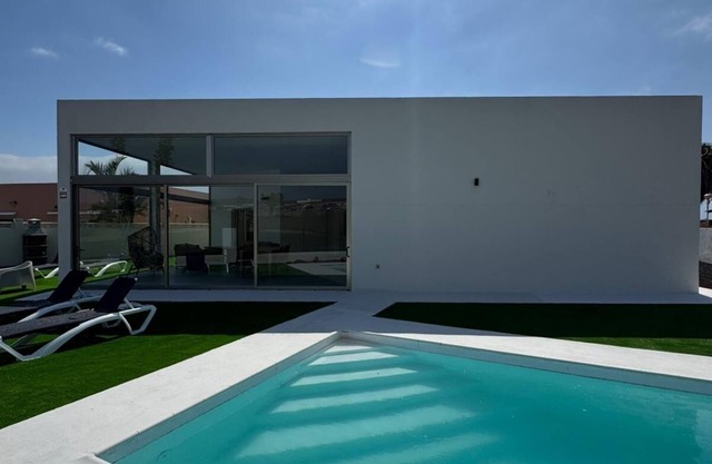 Villa for 10 with heated pool, BBQ, WiFi & A/C