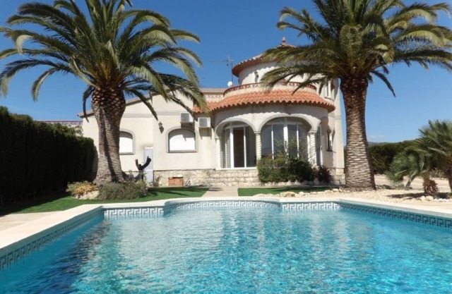 Villa for 8 people with private pool in Urb. three cales