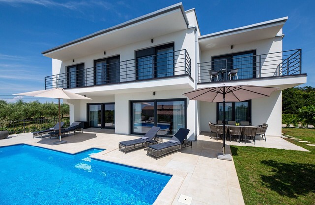 Villa Fortuna - Four Bedroom Villa with Pool