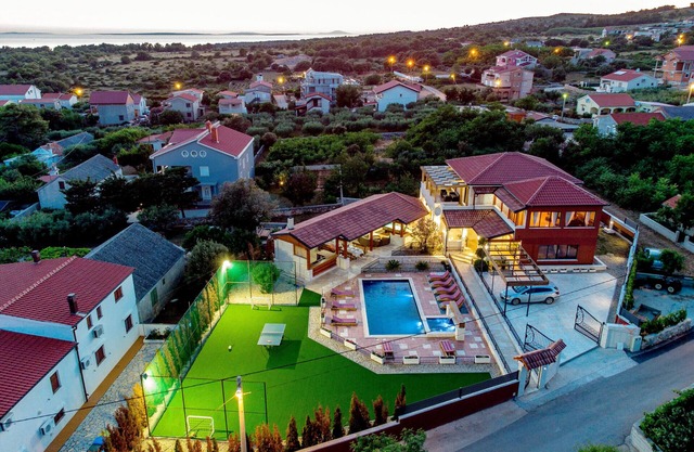 Villa Frenky, Vir, heated pool, jacuzzi, pool, volleyball court, football court, www.zadarvillas
