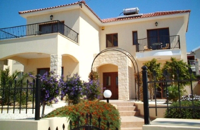 Villa Georgina lovely well equipped villa, vibrant garden, large pool & sea view
