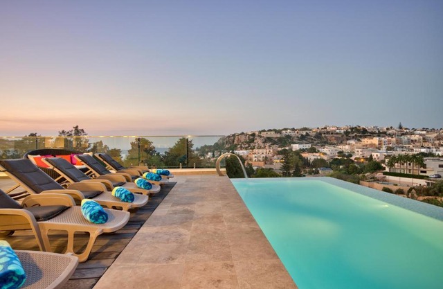 Villa Ghea - Indoor Jacuzzi Pool, Sauna and Games Room