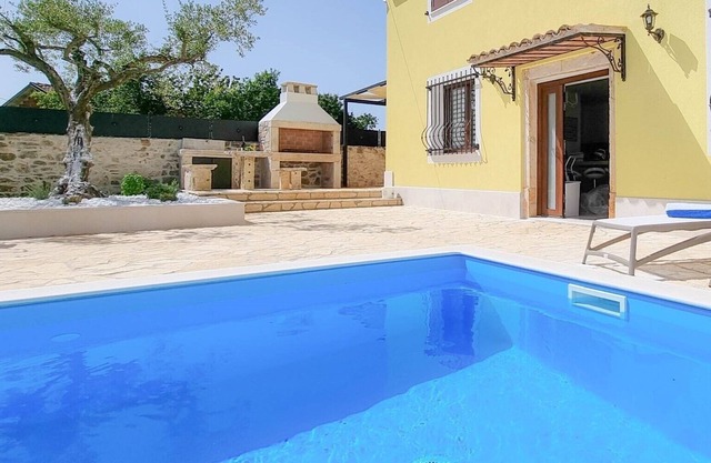 Villa Ginevra - Three Bedroom Chalet, Sleeps 6