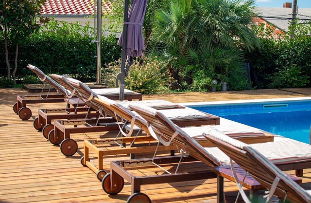Villa Grey - Three Bedroom Villa with Swimming pool