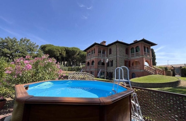 Villa holidays in Umbria at Lake Trasimeno on the border with Tuscany